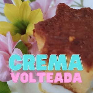 imagen de un postre peruano llamado crema volteada, cortado en forma de estrella y servido sobre un plato de para postre