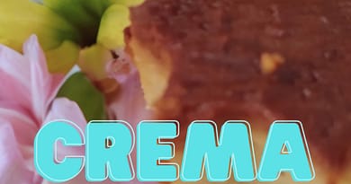 imagen de un postre peruano llamado crema volteada, cortado en forma de estrella y servido sobre un plato de para postre
