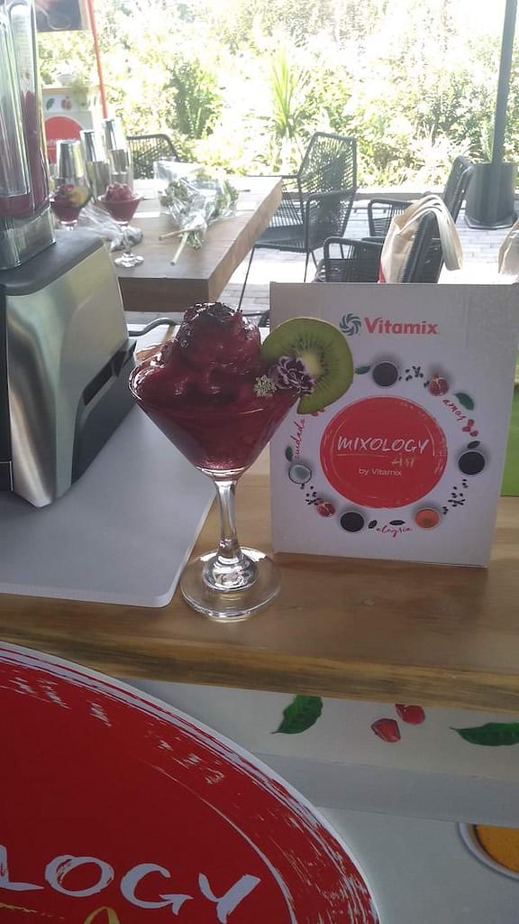 mamá con Vitamix