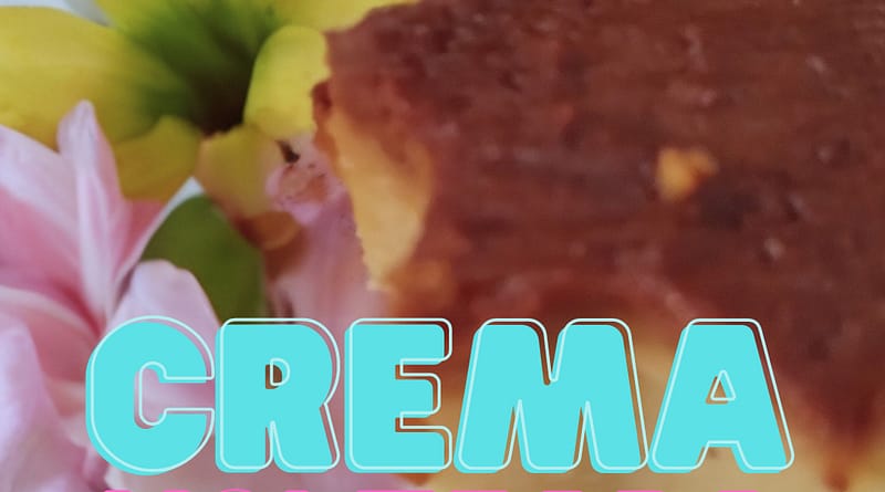 imagen de un postre peruano llamado crema volteada, cortado en forma de estrella y servido sobre un plato de para postre